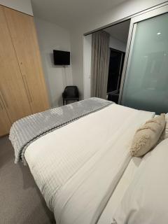 Oaks Glenelg Balcony Apartment - 5