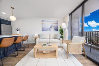 High-floor stay with lanai & free parking - 7