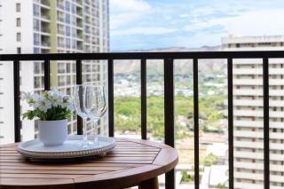 High-floor stay with lanai & free parking - 0