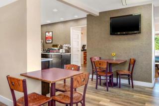 Econo Lodge Inn & Suites - 5