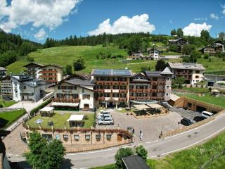 Hotel Patrizia Dolomites Glamour - Moena - 0