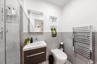 Lovely & Scenic 2 BR Apt plus Parking, Gym, Cinema, Games Room, Workspace - 5