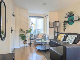 Large 4-bedrooms & 3 Bath Townhouse, Free Parking - 0