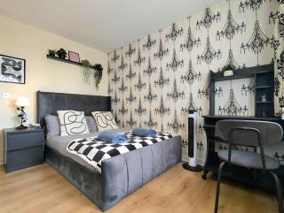 Stylish 4-Bed, 3-Bath Townhouse with Free Parking - 7