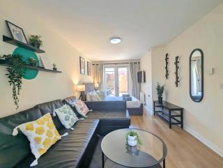 Stylish 4-Bed, 3-Bath Townhouse with Free Parking - 2