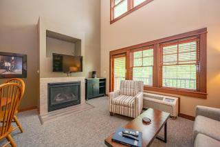 B206 One Bedroom & Loft Lake View - 0