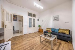 Chic n' Central King St Suite in the Heart of BP - 8