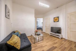 Chic n' Central King St Suite in the Heart of BP - 7
