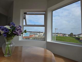 One-of-a-Kind Sea View Penthouse New Sleeps 6 - Blackpool - 3