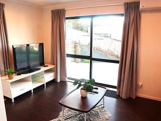 Modern 1 Bed Smart Flat in Upper Hutt with Full Kitchen, Parking - 5 minutes to Brewtown - Upper Hutt - 7
