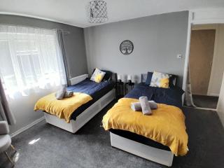 2 Bed Apartment Sleeps4 with FreeP & Internet - 5