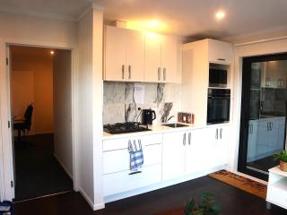Modern 1 Bed Smart Flat in Upper Hutt with Full Kitchen, Parking - 5 minutes to Brewtown - Upper Hutt - 2