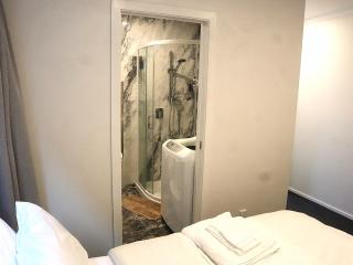 Modern 1 Bed Smart Flat in Upper Hutt with Full Kitchen, Parking - 5 minutes to Brewtown - Upper Hutt - 8
