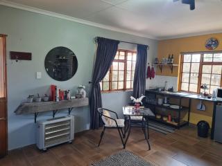 Meadow View Retro Accommodation - Wakkerstroom - 8