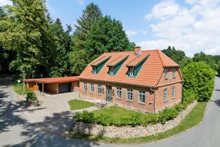 GUT KLETKAMP "Försterei" - Freistehendes Backsteinhaus mit 4 Schlafzimmern ruhig am Waldrand gelegen I Kamin I Garten & Terrasse I 15 Min zur Ostsee I 3 Bäder I Küche I Parkplatz I WLAN - Kletkamp - 0