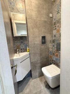 Stylish 2-Bedroom Apartment in Top Center - 5m walk to Metro station Serdika, Sofia statue -- 1 FullBath & 1Washroom - 1