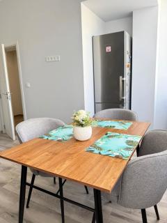 Stylish 2-Bedroom Apartment in Top Center - 5m walk to Metro station Serdika, Sofia statue -- 1 FullBath & 1Washroom - 6