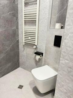 Stylish 2-Bedroom Apartment in Top Center - 5m walk to Metro station Serdika, Sofia statue -- 1 FullBath & 1Washroom - 2