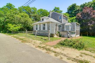 Less Than 1 Mi to Beaches Home with Deck in Oak Bluffs - 7