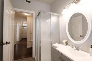 438M- 3 BR Apt with Free Parking on Premises and Coffee - 4