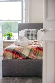 Huge 8B Centre Stay-16 Groups - 9