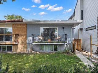 Urban Sanctuary Balcony and Yard in Inglewood YYC - 4