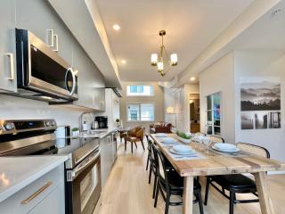 Stunning View New Townhome Sleeps 11 AC and Hot Tub - 2