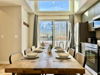 Stunning View New Townhome Sleeps 11 AC and Hot Tub - Canmore - 3