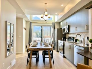 Stunning View New Townhome Sleeps 11 AC and Hot Tub - 5