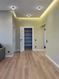 Spacious Designer Apartment with a Scenic View - 6