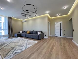 Spacious Designer Apartment with a Scenic View - 8