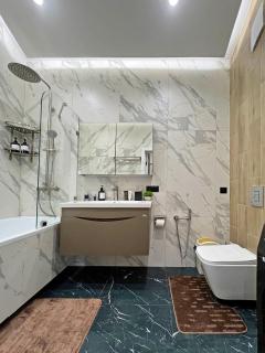 Spacious Designer Apartment with a Scenic View - 4