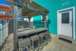 2 Homes in Gulf Village by AvantStay Sleeps 24, 2blocks to the Beach, Pool, Game Room, Patio with Outdoor Bar - 6