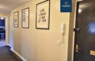 THE LAW - 4 Rooms Large Beds with TV's and Fans, BRAND NEW FURNITURE, FRESHLY REDECORATED Rooms, Free Private Parking, Fully Equipped, Group Favourite, 5 mins TO CENTRE - Long Stays, INVOICE and REDUCED PRICE are only by SUNRISE SHORT LETS Dundee - Dundee - 1