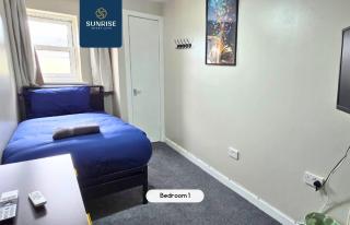 THE LAW - 4 Rooms Large Beds with TV's and Fans, BRAND NEW FURNITURE, FRESHLY REDECORATED Rooms, Free Private Parking, Fully Equipped, Group Favourite, 5 mins TO CENTRE - Long Stays, INVOICE and REDUCED PRICE are only by SUNRISE SHORT LETS Dundee - Dundee - 8