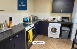 THE LAW - 4 Rooms Large Beds with TV's and Fans, BRAND NEW FURNITURE, FRESHLY REDECORATED Rooms, Free Private Parking, Fully Equipped, Group Favourite, 5 mins TO CENTRE - Long Stays, INVOICE and REDUCED PRICE are only by SUNRISE SHORT LETS Dundee - Dundee - 9