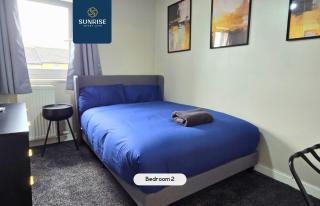 THE LAW - 4 Rooms Large Beds with TV's and Fans, BRAND NEW FURNITURE, FRESHLY REDECORATED Rooms, Free Private Parking, Fully Equipped, Group Favourite, 5 mins TO CENTRE - Long Stays, INVOICE and REDUCED PRICE are only by SUNRISE SHORT LETS Dundee - Dundee - 7