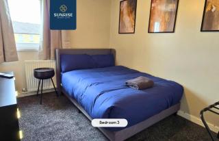 THE LAW - 4 Rooms Large Beds with TV's and Fans, BRAND NEW FURNITURE, FRESHLY REDECORATED Rooms, Free Private Parking, Fully Equipped, Group Favourite, 5 mins TO CENTRE - Long Stays, INVOICE and REDUCED PRICE are only by SUNRISE SHORT LETS Dundee - Dundee - 6