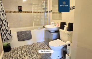 THE LAW - 4 Rooms Large Beds with TV's and Fans, BRAND NEW FURNITURE, FRESHLY REDECORATED Rooms, Free Private Parking, Fully Equipped, Group Favourite, 5 mins TO CENTRE - Long Stays, INVOICE and REDUCED PRICE are only by SUNRISE SHORT LETS Dundee - Dundee - 3