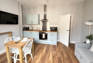 Stylish 1BR Flat in Central Bath - 2