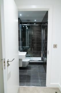 Modern 2 Bed Penthouse with Stunning views in Manchester City Center - 4
