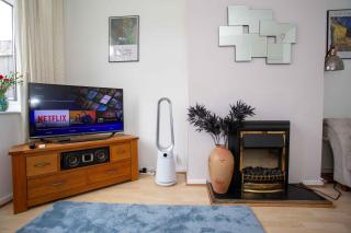 NEC, BHX Cosy 3 Bedroom House with Parking - 1