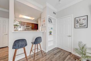 Modern Furnished Apartment in Houston with Parking and Fast Wi-Fi - 3