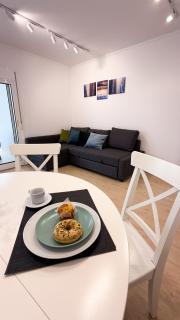 109 - Beachside Renovated 1BR apt 5 min from Beach - 0
