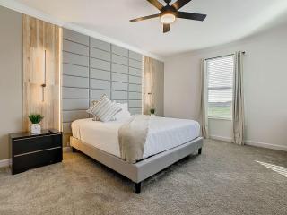 Exclusive Thematic 5BR Lakeview with Private pool & Jacuzzi Access to 2 clubhouses - 7