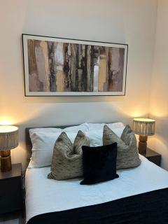 Bradford 2BR Luxury Central Apartment - 9