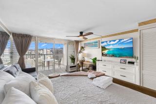 Hale Nalu Waikīkī Studios Ocean View King Size Bed - 6