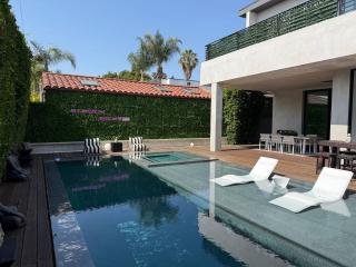 Spacious 5BR Home with Infinity Pool & Large Rooftop - 7