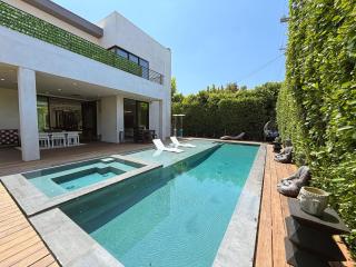 Spacious 5BR Home with Infinity Pool & Large Rooftop - 9