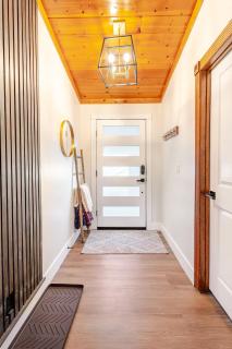 Sleeps 10 Cozy Modern Cabin- 5 minutes to lake, fishing, & hiking - 9